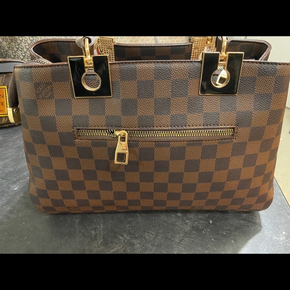 Meet your Posher, Gloria - Picture 2 of 5